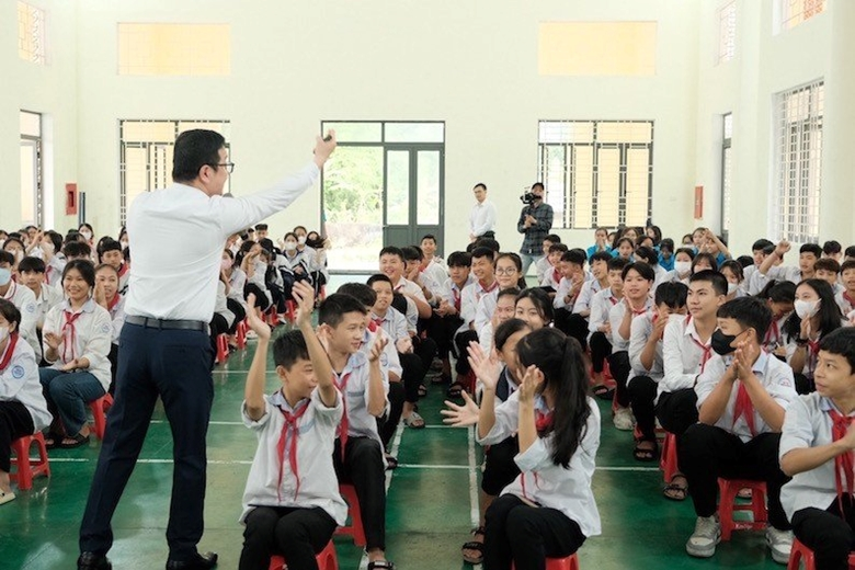 Học sinh trung học Hà Tĩnh tham gia tư vấn, hướng nghiệp trực tiếp cùng chuyên gia tư vấn.