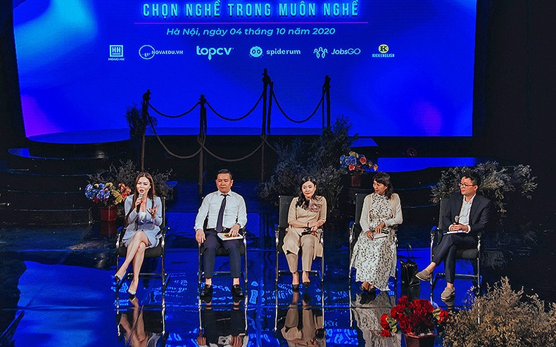 Các diễn giả trực tiếp trao đổi, giải đáp thắc mắc, băn khoăn của khán giả là học sinh tại chương trình hướng nghiệp.