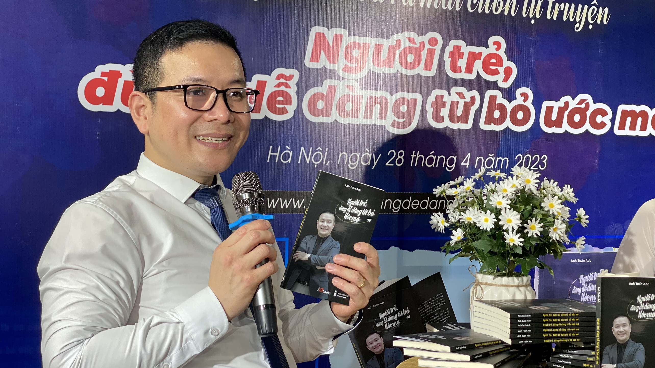Ra mắt sách Người trẻ, đừng dễ dàng từ bỏ ước mơ